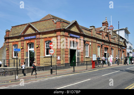 Upton Park District Line u-Bahn Station gebaut auf Brücke über Bahnstrecke Stockfoto
