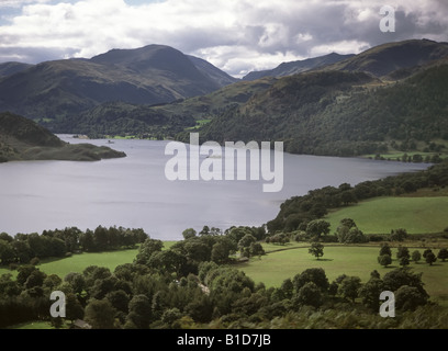 Blick hinunter auf Ullswater Seenplatte mit Sonnenlicht auf der grünen Wiese Stockfoto