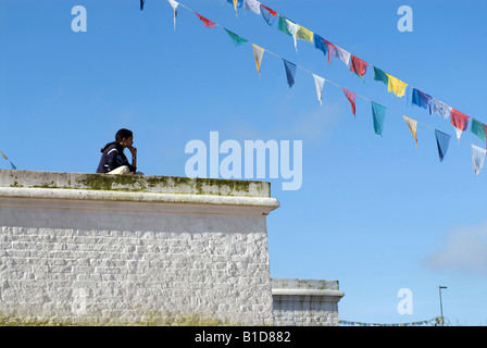 Junge Frau sitzt auf der Boudhanath Stupa, Kathmandu, Nepal Stockfoto