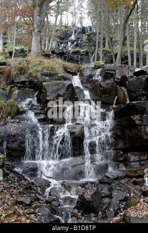 Wasserfall im Herbst Stockfoto