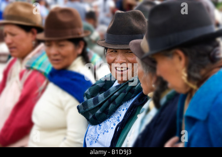 Ecuadorianische Frauen auf einem Markt in Saquisili in der Allee des Vulkans Cotopaxi-Region von Ecuador in Südamerika Stockfoto