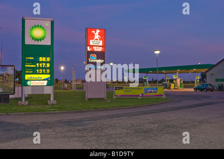 BP-Tankstelle und Little Chef anmelden Abend Stockfoto