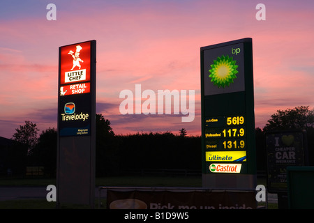 BP-Tankstelle und Little Chef unterzeichnen bei Sonnenuntergang Stockfoto