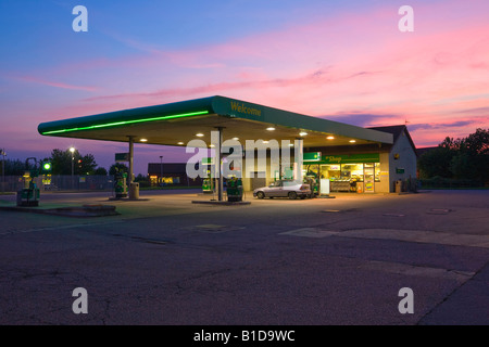 BP-Tankstelle in der Nacht im Vereinigten Königreich Stockfoto