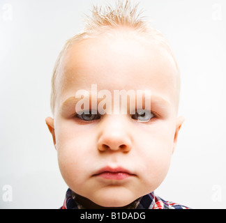 Kleine weiße blonde junge mit spikey Haar, mit einem wütend starren Kamera Stockfoto