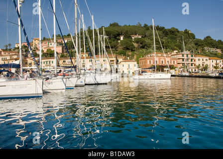 Yachten ankern in der Marina von Porto Azzurro, Isola Elba Insel Elba Toskana Italien Stockfoto