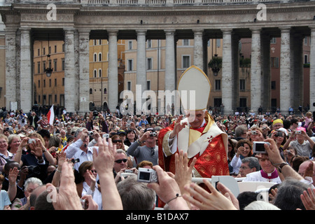 ITALIEN, ROM, VATIKAN. Papst Benedikt XVI. führt Spezialmasse zum Todestag von Johannes Paul II s Stockfoto