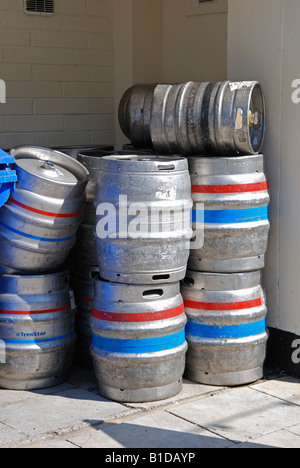 leere Aluminium Bierfässer außerhalb eines englischen Pubs Stockfoto