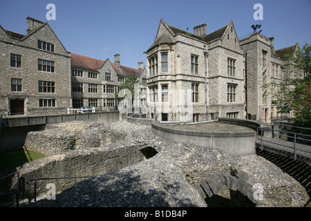 Stadt von Winchester, England. Die antiken Ruinen von Winchester Castle runden Turm und Durchgang Eingänge. Stockfoto