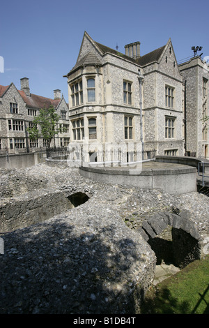 Stadt von Winchester, England. Die antiken Ruinen von Winchester Castle runden Turm und Durchgang Eingänge. Stockfoto