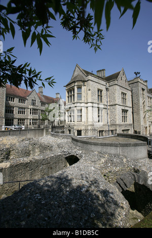 Stadt von Winchester, England. Die antiken Ruinen von Winchester Castle runden Turm und Durchgang Eingänge. Stockfoto