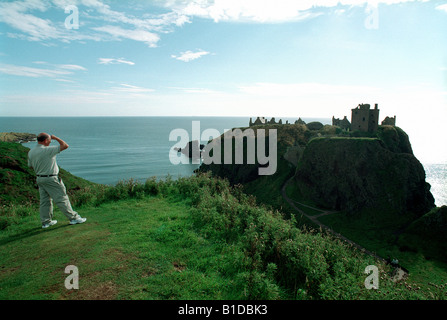 Touristen auf der Suche auf die Ruinen von Dunnottar Castle in Stonehaven, Schottland Stockfoto