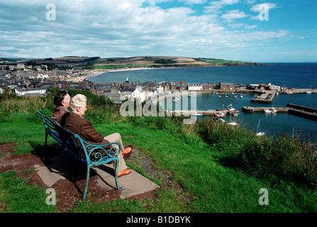 Ein älteres Ehepaar sitzt auf einer Bank, Stonehaven, Schottland Stockfoto
