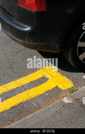 Auto fast auf doppelte gelbe Linien Stockfoto
