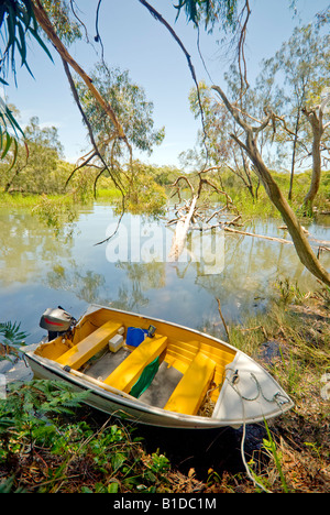 Kleines Beiboot gestrandet in einem Sumpf auf Stradbroke Island, Queensland, Australien Stockfoto