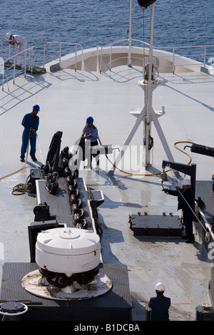 Die Ankerkette als es waschen ist im Winde, auf der Cunard QE2 Stockfoto