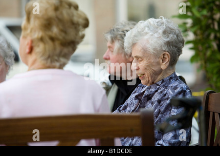 Bewohner der Kindergarten nach Hause Kaffeetrinken in einem Garten, Mainz, Deutschland Stockfoto