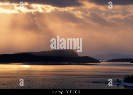 Winter-Sonnenuntergang über dem oberen See, Rossport, Ontario, Kanada. Stockfoto