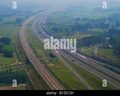 Luftaufnahme der Autobahn A16 in Noord-Brabant die Niederlande mit dem Zug verfolgt zusammen mit Blick in Richtung Belgien Stockfoto