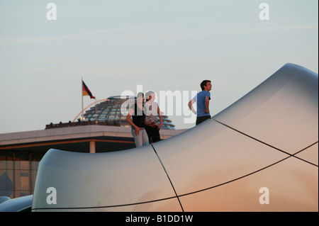 Drei Jugendliche auf der - moderne Fußballschuh - Skulptur, Berlin, Deutschland Stockfoto