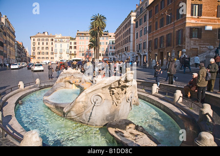 Brunnen am unteren Ende der spanischen Treppe ist ein Süßwasser-Barockbrunnen Roms Italien. Fontana della Barcaccia (Brunnen der t Stockfoto
