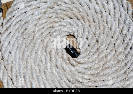 Segeln Linien zusammengerollt fein säuberlich auf dock Stockfoto