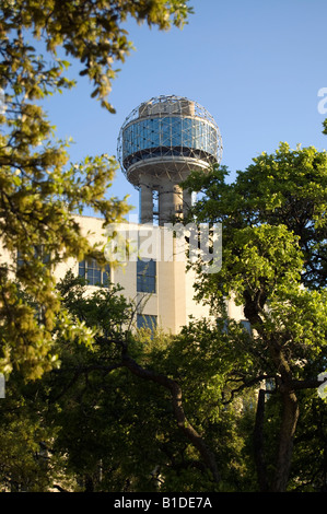 Dallas Wahrzeichen Reunion Tower von Dealy Plaza aus gesehen. Reunion Turm ist Teil des Hyatt Regency. Stockfoto