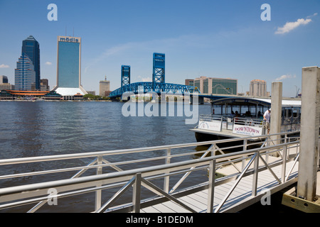 Jacksonville-Skyline-Blick nach Norden vom Friendship Park wo Tourenboot mit Touristen verlassen wird Stockfoto