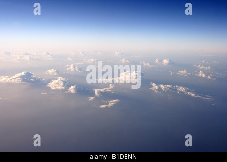 Sonnenuntergang über den Wolken Stockfoto