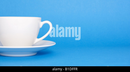 Eine Tasse Kaffee auf blauem Hintergrund Stockfoto