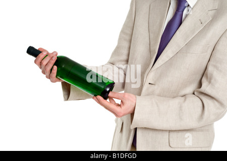 Mann im Anzug mit einer Flasche Wein in Händen Stockfoto