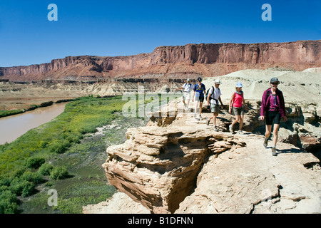 Wanderer mit dem grünen Fluss unten, White Rim Trail, Canyonlands National Park, Utah, USA Stockfoto