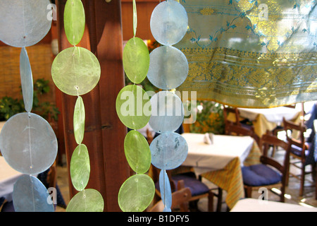 Entspannte Atmosphäre in einer Taverne in den Hafen von Pythagorio auf der Insel Samos in Griechenland. Stockfoto