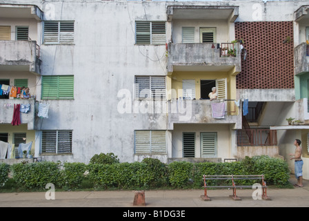 Verfallenen Wohnblock in kubanische Landschaft. Stockfoto