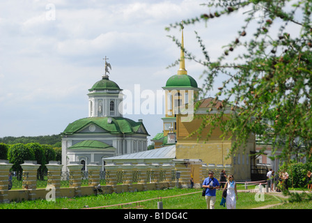 Kirche und der Glockenturm Turm in Kuskowo. Moskau, Russland Stockfoto