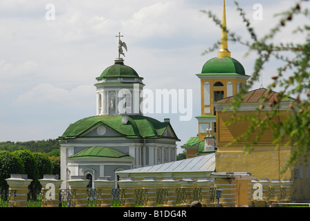 Kirche und der Glockenturm Turm in Kuskowo. Moskau, Russland Stockfoto