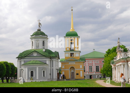 Kirche und der Glockenturm Turm in Kuskowo zählen. Moskau, Russland Stockfoto