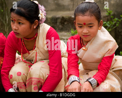 junge Tänzerinnen und Tänzer ruht während der Feierlichkeiten des Rongali Bihu Assamesisch New Year in Indien Stockfoto