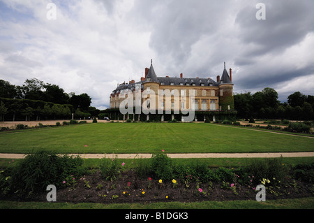 Rambouillet Frankreich Schloss mit Blumen Rasen Stockfoto