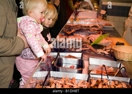 Einen jungen und ein Mädchen, die gerade angezeigt Meeresfrüchte am berühmten Fischmarkt "Fisekörka" im schwedischen Göteborg Stockfoto