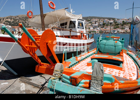 Boot in der Reparatur/Malerarbeiten in den Hafen von Pythagorio auf der Insel Samos in Griechenland Stockfoto