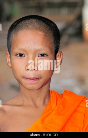 Eine junge Novizin posieren für ein schönes Foto in einem buddhistischen Tempel. Sangkhla Buri, Thailand. Stockfoto