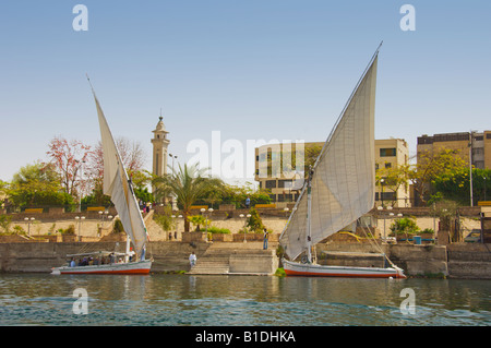 Zwei Feluken auf dem Nil bei Assuan Ägypten angedockt Stockfoto