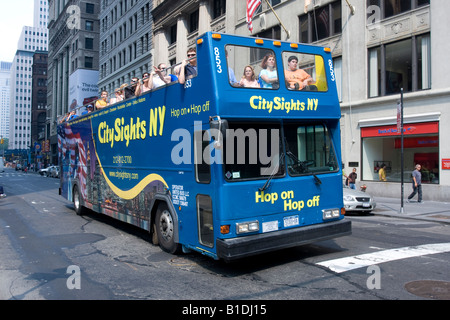 Eine Stadt Sehenswürdigkeiten NY-Tour-Bus am Broadway in Lower Manhattan, New York. Stockfoto