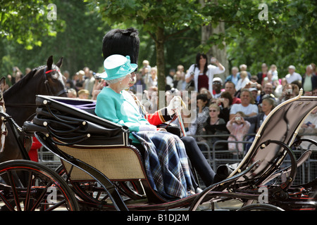 HM die Königin und Prinz Philip, Rückkehr zum Buckingham Palace nach dem Besuch der Trooping der Farbtons 14. Juni 2008 Stockfoto