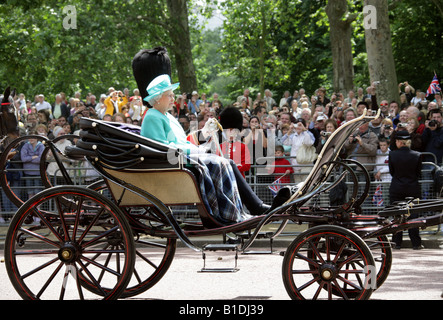 HM die Königin und Prinz Philip, Rückkehr zum Buckingham Palace nach dem Besuch der Trooping der Farbtons 14. Juni 2008 Stockfoto