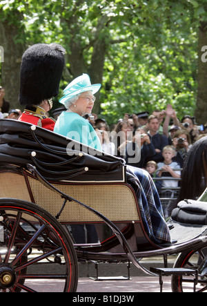 HM die Königin und Prinz Philip, Rückkehr zum Buckingham Palace nach dem Besuch der Trooping der Farbtons 14. Juni 2008 Stockfoto