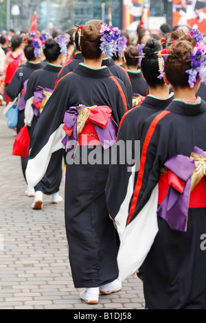 Eine Gruppe von japanischen Frauen in traditionellen Kostümen beim 17. Yosakoi Soran Dance Festival. Sapporo, Japan. Stockfoto