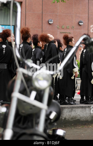 Eine Gruppe von japanischen Frauen gekleidet in schwarzen Kostümen, die Teilnahme an der 17. Yosakoi Soran Dance Festival. Sapporo, Japan. Stockfoto