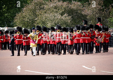 Der Scots Guards Band Marching Vergangenheit Buckingham Palace, Trooping die Farbe Zeremonie, London 14. Juni 2008 Stockfoto